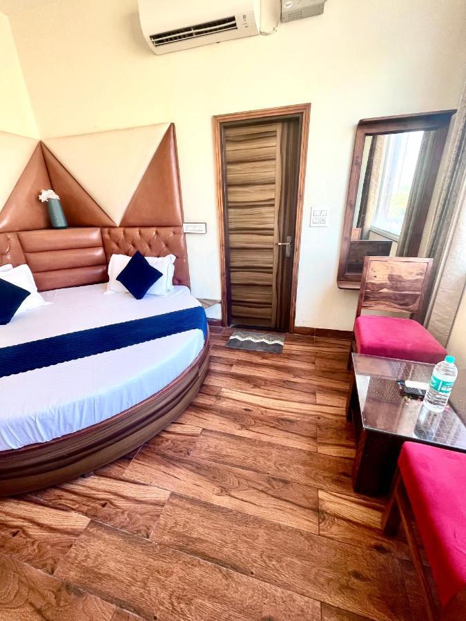 Hotel Woodcrest Zirakpur - Best Family Hotel By - A Unit Of Sidham Group Ngoại thất bức ảnh